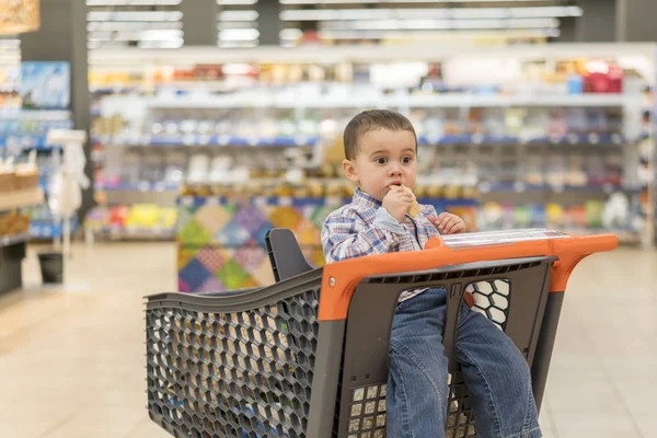 Rapaz Giro Comer Pão Pão Pita Num Supermercado Carrinho Criança — Fotografia de Stock