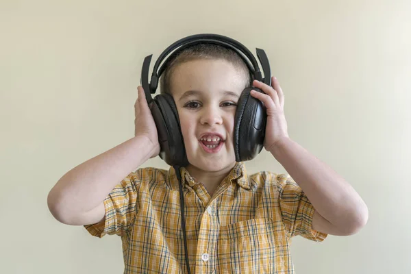Piękne Chłopca Duże Słuchawki Chłopiec Plaid Shirt Słuchania Muzyki Toddler — Zdjęcie stockowe