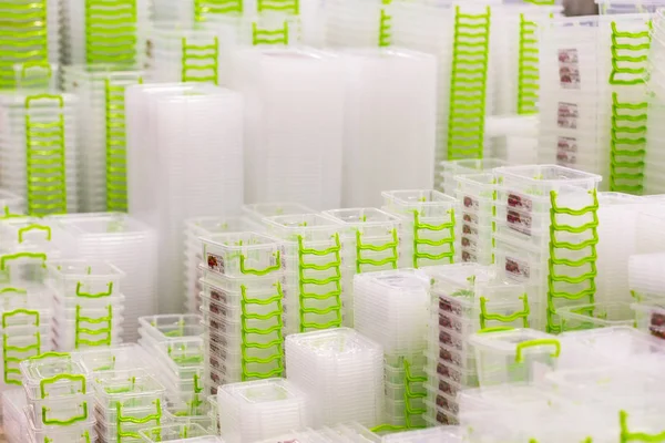 Plastik kutu konteyner mağaza rafındaki. yeşil kulplu beyaz beslenme çantaları. Dağ beyaz kutu.