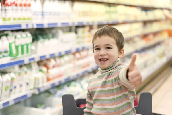 Boldog Fiú Egy Szupermarketben Háttérben Polcokon Tej Joghurt Zsuzsu Hóban — Stock Fotó