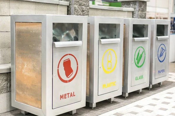 Tanks Zur Mülltrennung Verschiedene Farbige Recycling Container Ökologie Konzept — Stockfoto