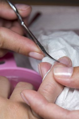 Uygulama, manikür makasla kesme manikür closeup. Tırnak salonu manikür profesyonel güzellik uzmanı tarafından alan kadın. Süreç içinde güzellik salonu manikür, yakın çekim.