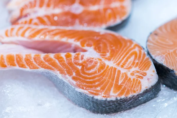 超市的冰上有很多新鲜的生鲑鱼牛排 冰上新鲜的生鲑鱼 大块生鲑鱼 冰上的鱼 鲑鱼在柜台上 — 图库照片