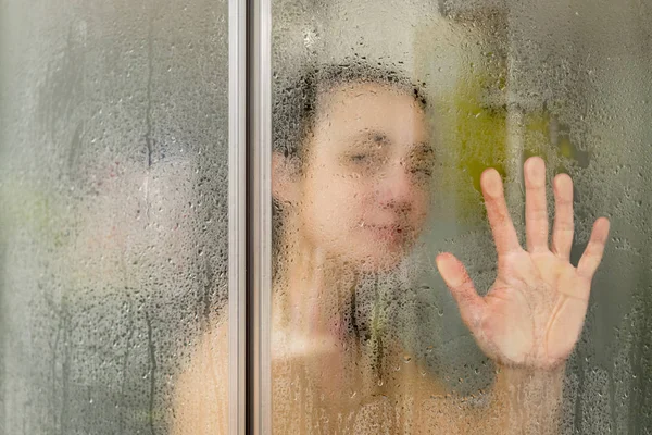 Piękne Kobiety Pod Prysznicem Szklanymi Drzwiami Kropli Kobieta Jest Biorąc — Zdjęcie stockowe