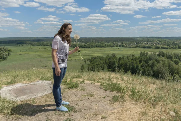 大きなタンポポ空を背景に持つ女性 領域をコピーします 夏のコンセプト — ストック写真