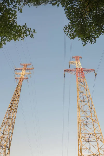 Twee Grote Rechthoekige Hoogspannings Elektrische Transmissie Torens Met Hoogspanningslijnen Isolatoren — Stockfoto