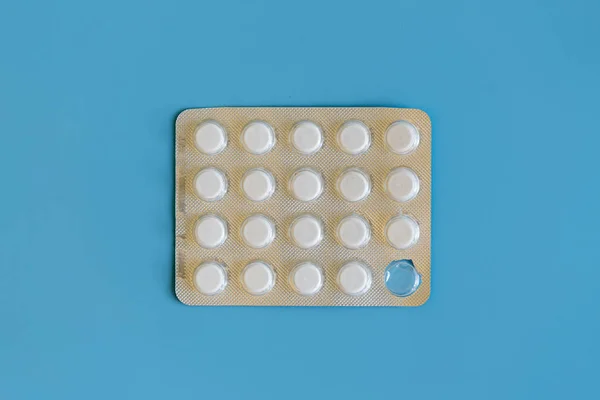 Weiße Pillen Auf Blauem Hintergrund Eine Tablette Fehlt Der Blisterverpackung — Stockfoto
