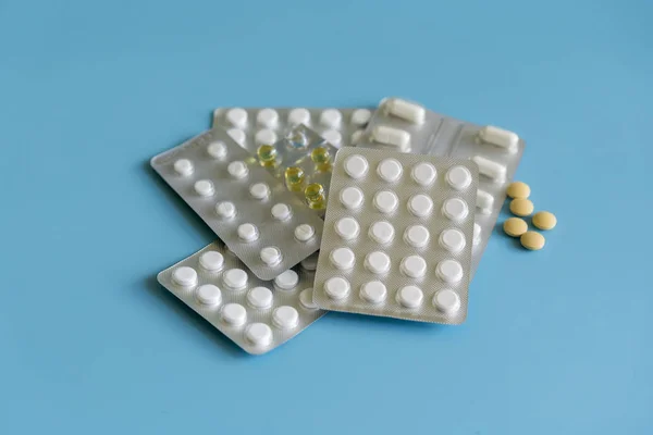 Mavi Arka Planda Ilaç Hapları Çeşitli Ilaçlar Için Metin Kopyalama — Stok fotoğraf