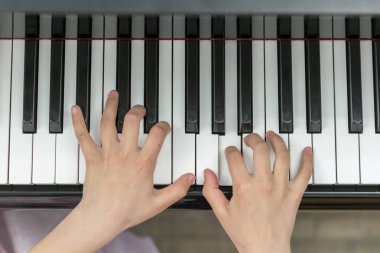 Çocuk el piyano çalıyorsun. Çocuğun el piyano tuşlarını