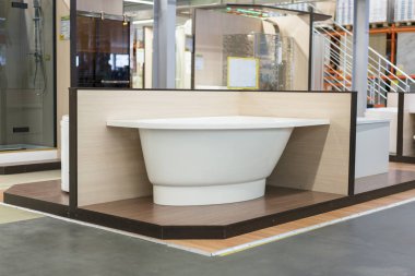 Yapı Market beyaz banyo. banyo sıhhi tesisat deposunda. Sıhhi teknik dükkanı. Beyaz banyo. Yapı Market köşe bathtup.