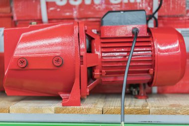 Depodaki sondaj için kırmızı pompa.