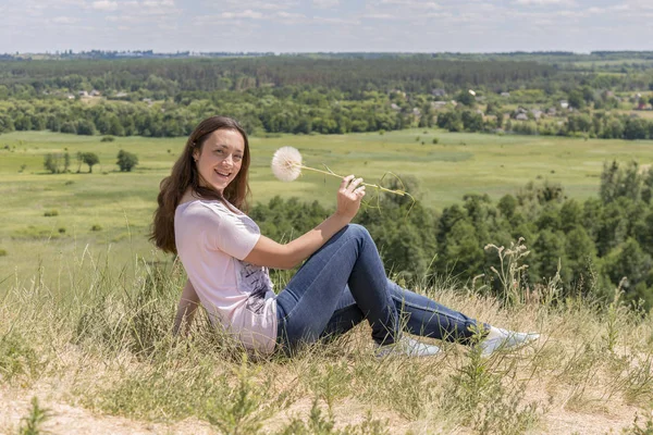 大きなタンポポ空を背景に持つ女性 領域をコピーします 夏のコンセプト — ストック写真