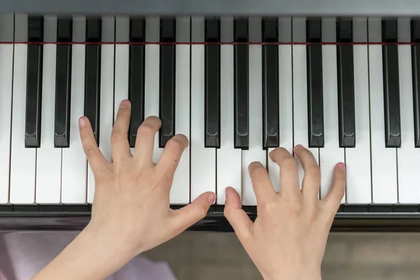 Mani Dei Bambini Suonano Pianoforte Mano Del Bambino Sui Tasti — Foto Stock