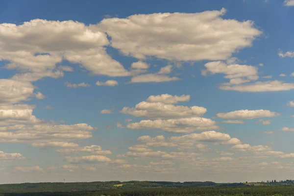 Blauer Himmel Mit Vielen Weißen Wolken Hintergrund — Stockfoto