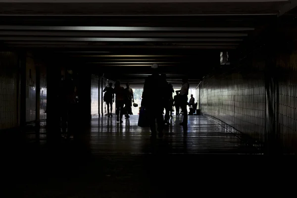Ludzie Ciemnym Tunelu Szukamy Ludzi Światło Końcu Tunelu Koncepcja — Zdjęcie stockowe