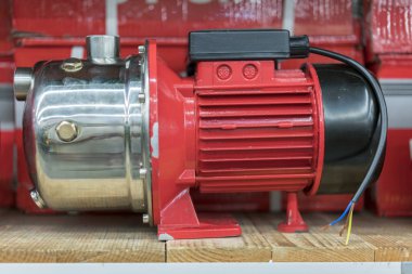 Depodaki sondaj için kırmızı pompa.