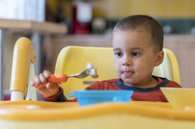 Çocuk 2 yıl et yemek. Çocuk tablo. Çocuğun bağımsızlık kavramı. komik çocuk çocuk koltuğu