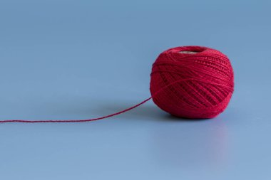 Kırmızı mavi bir arka plan iş parçacığında arapsaçı