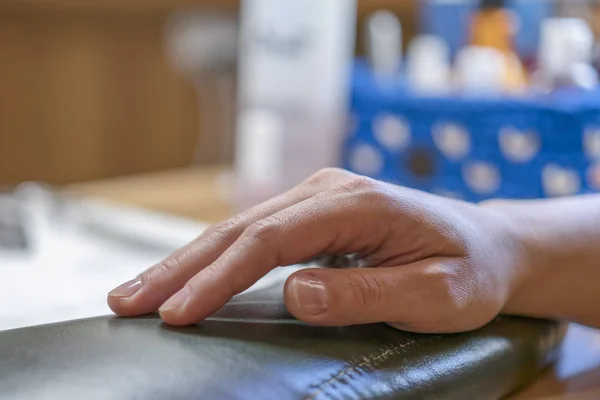 Mão feminina em uma mesa de pedicure — Fotografia de Stock