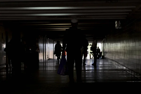 Ludzie w ciemnym tunelu. Szukamy ludzi do światło na końcu tunelu. koncepcja — Zdjęcie stockowe