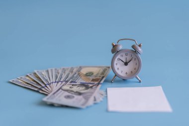 Çalar saat ve dolar, yakın çekim. Vakit nakittir. Para banknot dolar, kavramı iş planlaması ve finans gri çalar saat. Senin yazıt için bir yer