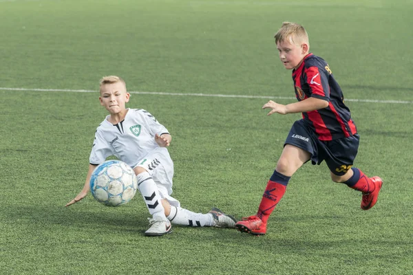 Kiev, Ukrayna - 28 Haziran 2018 futbol oynayan çocuklar. İki erkek futbol oynamak.
