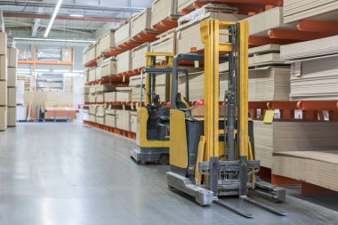 bir inşaat dükkanında forklift. İnşaat malzemeleri. Toptan ambar kamyonda istifleme.