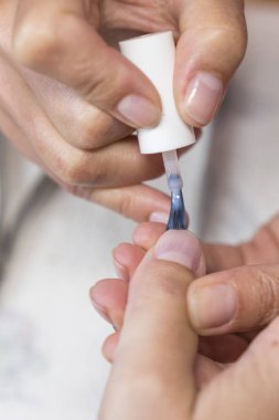 Kat güzellik salonu tırnak vernik uygulama. Dikey fotoğraf.