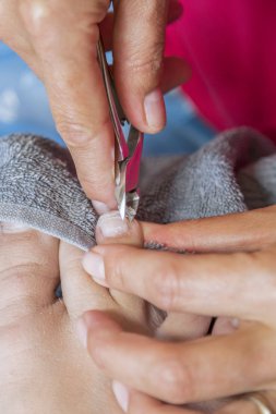 Pedikür yaparken profesyonel aletler kullanarak Master. Pedikür tedavisinde güzellik salonu. Kavram kapatın.