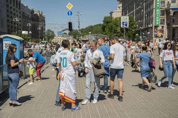 Kiev Ukraine Maio 2018 Fãs Espanhóis Tirando Fotos Com Pessoas — Fotografia de Stock