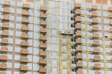 Bir çok katlı bina Isınma süreci. Mineral yün ile bir çok katlı ev işçileri sıcak.