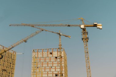 Kaldırıcı inşaat vinç ve yeni çok katlı bina. ndustrial arka plan. Yüksek katlı evler ve Yükaldırma kule vinç. Yeni çok katlı konut ve büyük vinç.