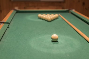 Bilardo masası top ve isteka sopa ile. Rus bilardo kümesi ve işaret ile kumar tablo.