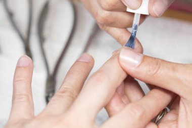 Cutex üzerinde koyarak Şevval özçelik güzellik manikür, son dokunuşları ile meşgul. Kat güzellik salonu tırnak vernik uygulama.