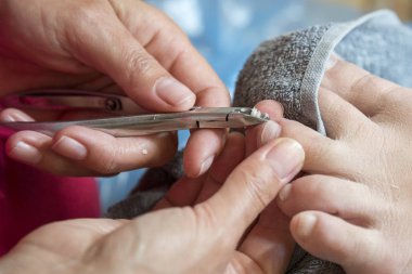 Pedikür yaparken profesyonel aletler kullanarak Master. Pedikür tedavisinde güzellik salonu. Kavram kapatın