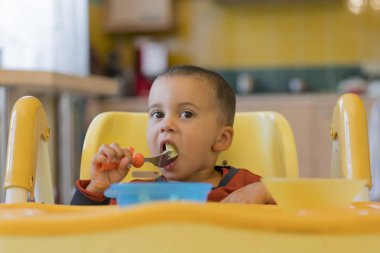 Çocuk 2 yıl et yemek. Çocuk tablo. Çocuğun bağımsızlık kavramı. komik çocuk çocuk koltuğu