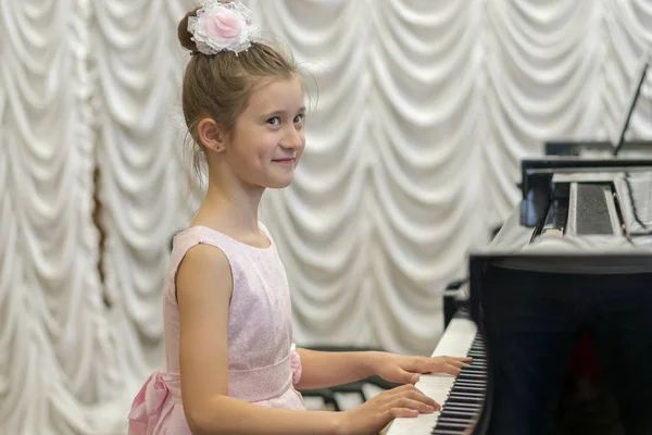 Девушка Красивом Розовом Платье Играет Черном Рояле Счастливая Девушка — стоковое фото