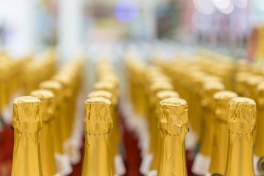 perspektif görünümü ayrıntı altın şampanya mağaza raf içinde düzenlenmiş Üstler şişe.