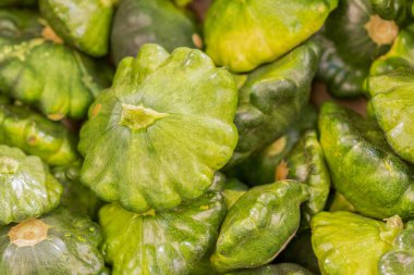 Yeşil patissons. Yeşil patissons üstünde belgili tanımlık sayaç deposunda. arka plan