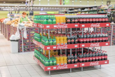 Kiev, Ukrayna. 15 Temmuz 2018. Coca-Cola, fanta, sprite süpermarket ile paletler.