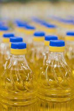 bitkisel yağ şişe desen fabrika depo mağaza gıda arka plan. dikey fotoğraf