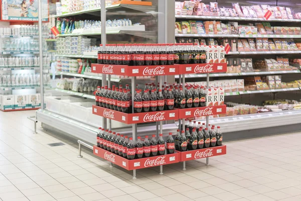 Kiev Oekraïne Juli 2018 Pallets Met Coca Cola Supermarkt — Stockfoto