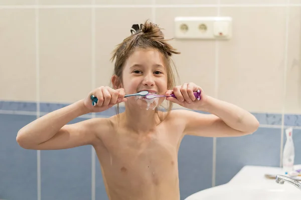 Küçük kız ile iki fırçalar diş fırçaları. Stomatology. sözel sağlık kaygı