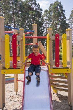 Slayt Bahçesi alanı mutlu iki yıllık çocuk. Çocuk 2 yıl oyun.