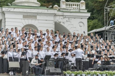 Kiev, Ukrayna. 22 Temmuz 2018 Hıristiyan şarkı ve Tanrı yüceltmek genç erkek ve kızların parkta Hıristiyan koro