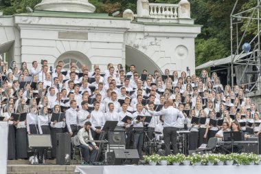 Kiev, Ukrayna. 22 Temmuz 2018 Hıristiyan şarkı ve Tanrı yüceltmek genç erkek ve kızların parkta Hıristiyan koro.