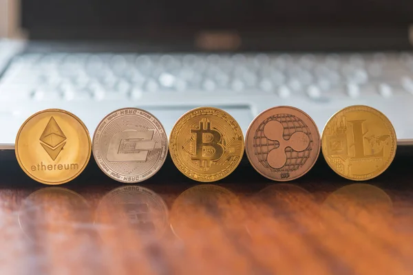 cryptocurrency paralar - Litecoin, Bitcoin, Ethereum. Bir dizüstü bilgisayarda Ethereum ve Bitcoin cryptocurrency. Araştırma kripto para kar