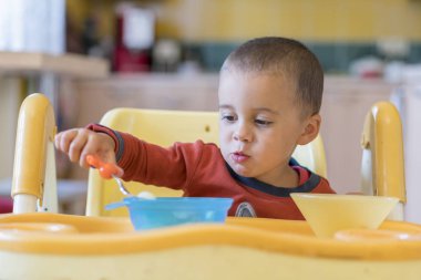 Çocuk 2 yıl et yemek. Çocuk tablo. Çocuğun bağımsızlık kavramı. komik çocuk çocuk koltuğu