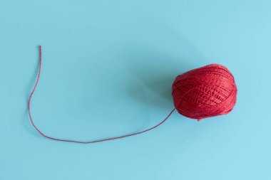 Kırmızı mavi bir arka plan iş parçacığında arapsaçı.