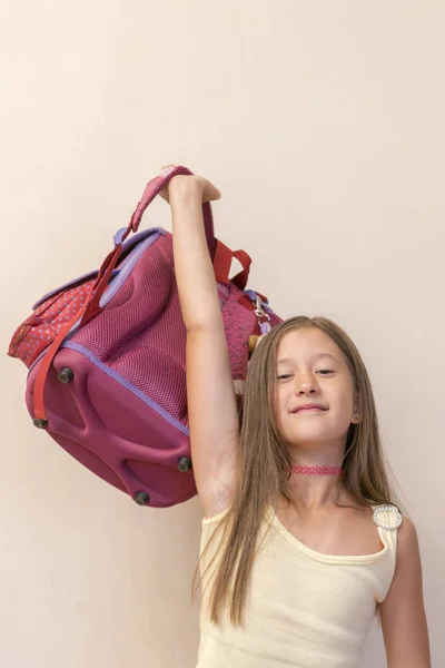 Śmieszne Mała Dziewczynka Big Plecak Skoków Zabawy Białą Ścianę Koncepcja — Zdjęcie stockowe